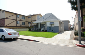 320 E Cedar Ave in Burbank, CA - Foto de edificio - Building Photo