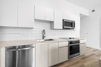 101 Diplomat Pkwy, Unit 306 in Hallandale Beach, FL - Building Photo - Building Photo