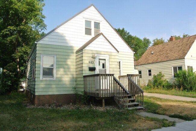 603 11th St NE in Minot, ND - Building Photo - Building Photo