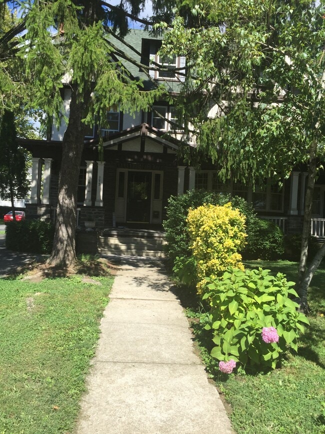 175 N Lansdowne Ave, Unit 3rd floor