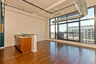 622 W Van Buren St in Chicago, IL - Building Photo