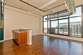 1224 W Van Buren St, Unit 622 in Chicago, IL - Building Photo - Building Photo