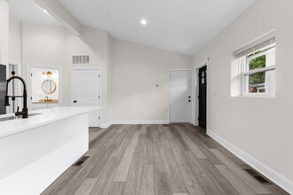 564 W 2nd Ave, Unit A in Columbus, OH - Building Photo - Building Photo