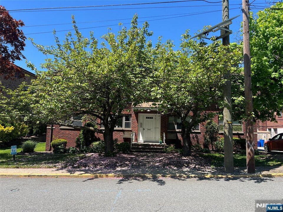 2401 6th St in Fort Lee, NJ - Building Photo