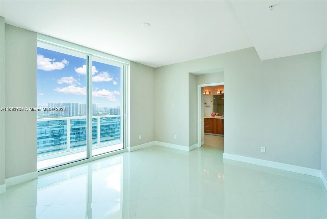 1945 S Ocean Dr, Unit 2303 in Hallandale Beach, FL - Foto de edificio