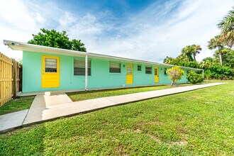 2566 NE Hickory Ave in Jensen Beach, FL - Building Photo - Building Photo