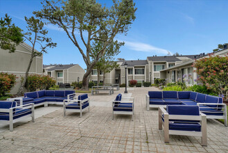 Skyline View in South San Francisco, CA - Foto de edificio - Building Photo