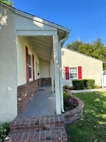 3917 W Chandler Blvd in Burbank, CA - Building Photo