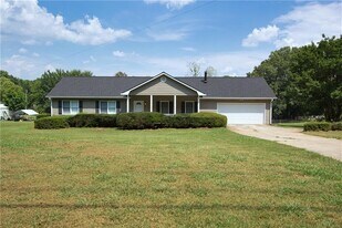 374 McGiboney Rd in Covington, GA - Building Photo