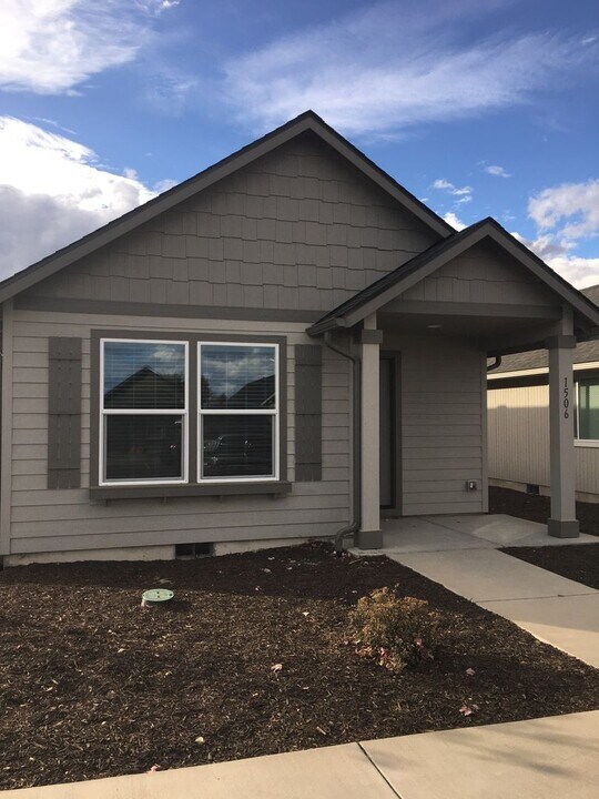 1506 SW 36th Loop in Redmond, OR - Building Photo