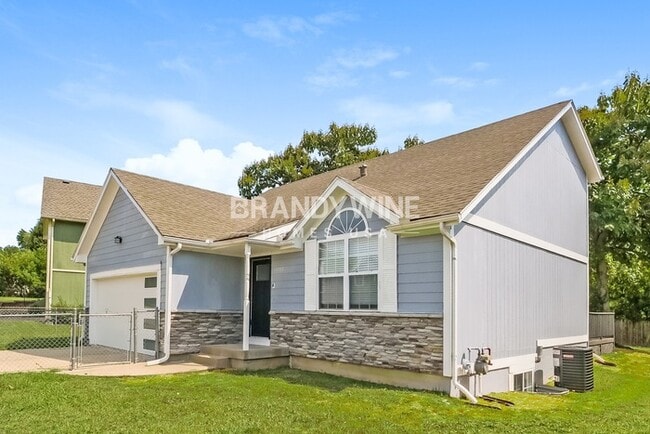 13707 Bennington Ave in Grandview, MO - Building Photo - Building Photo
