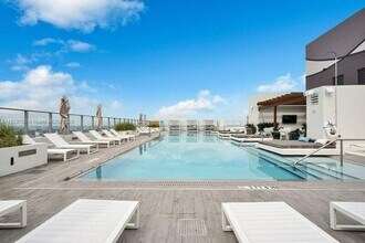 1010 Brickell Ave, Unit 1403 in Miami, FL - Building Photo - Building Photo