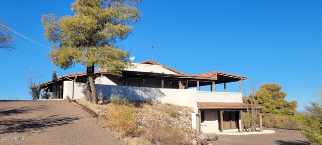 1090 S Lazy Fox Rd in Wickenburg, AZ - Foto de edificio - Building Photo