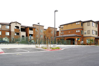 Boulder Pointe in Henderson, NV - Building Photo - Building Photo