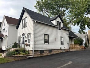 2030 N Farwell Ave, Unit A in Milwaukee, WI - Building Photo - Building Photo