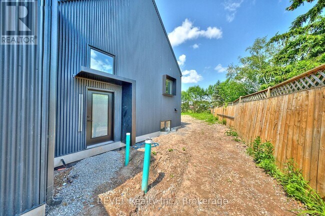 5361 Valley Wy in Niagara Falls, ON - Building Photo - Building Photo
