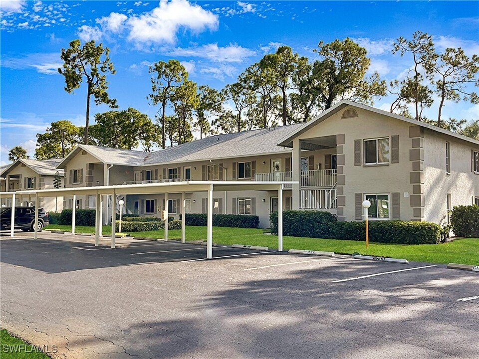 800 Augusta Blvd in Naples, FL - Foto de edificio