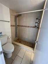 4721 NW 7th St in Miami, FL - Foto de edificio - Building Photo