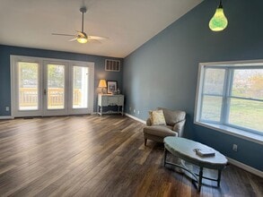 8013 Bridgepointe Dr in Chester, MD - Foto de edificio - Building Photo