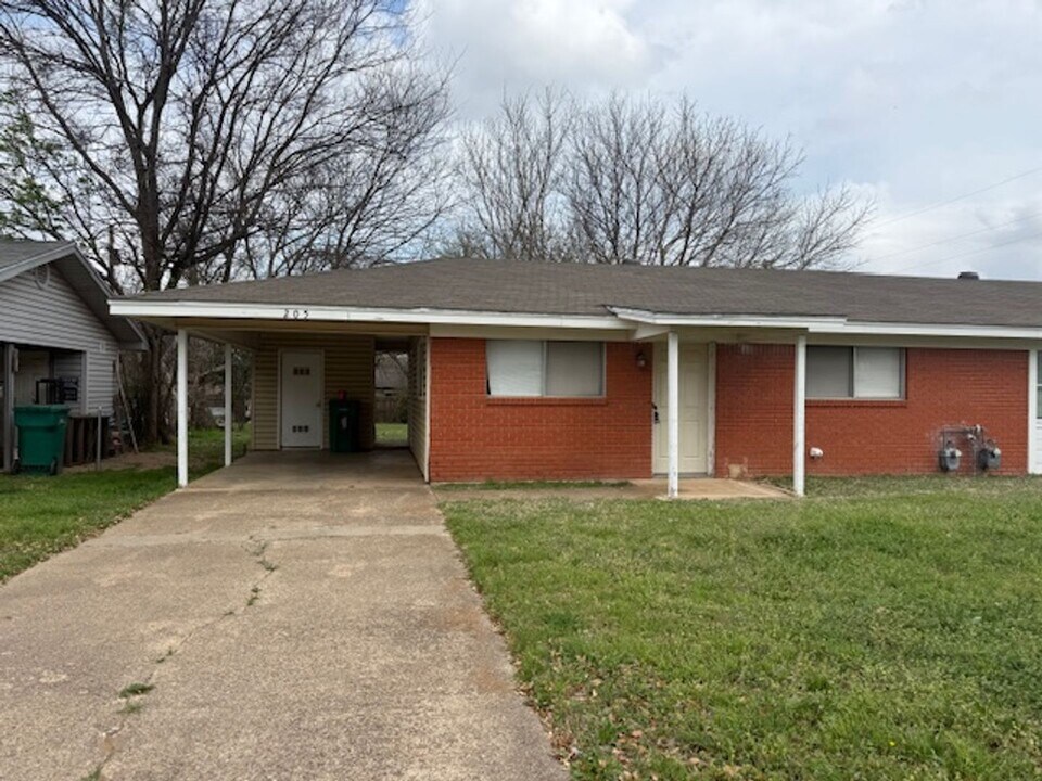 205 Shirley Dr in Lacy Lakeview, TX - Building Photo