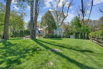 53 Sheldrake Ave in Larchmont, NY - Building Photo - Building Photo