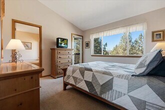 1140 Golden Pheasant Dr in Redmond, OR - Foto de edificio - Building Photo