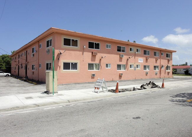 Dixie Bell Apartments in North Miami, FL - Foto de edificio - Building Photo