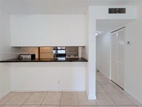 8550 N Sherman Cir in Miramar, FL - Building Photo - Building Photo