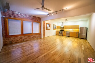 8 Brooks Ave in Los Angeles, CA - Building Photo - Building Photo