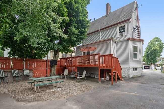 7 Howe St, Unit 1 in Boston, MA - Building Photo - Building Photo
