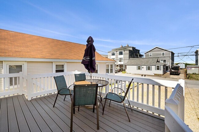 8 Commonwealth Ave in Salisbury, MA - Building Photo - Building Photo