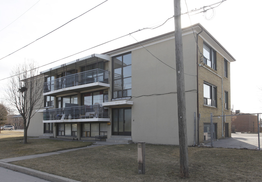 2 Cuffley Cres N in Toronto, ON - Building Photo