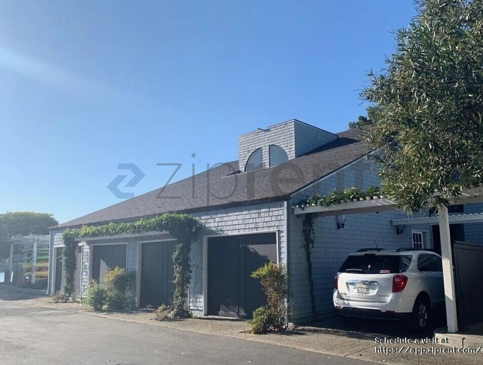 749 Barnegat Ln in Redwood City, CA - Building Photo