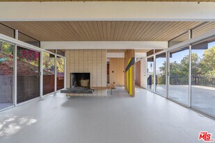 1404 Oak Grove Dr in Los Angeles, CA - Building Photo