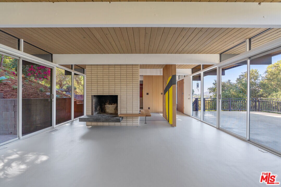 1404 Oak Grove Dr in Los Angeles, CA - Building Photo