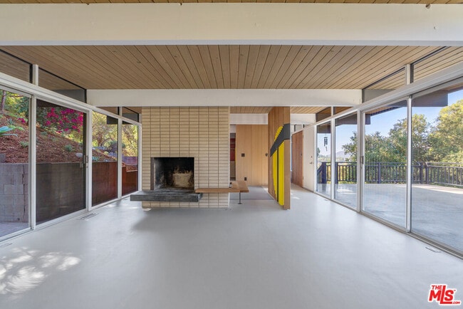 property at 1404 Oak Grove Dr