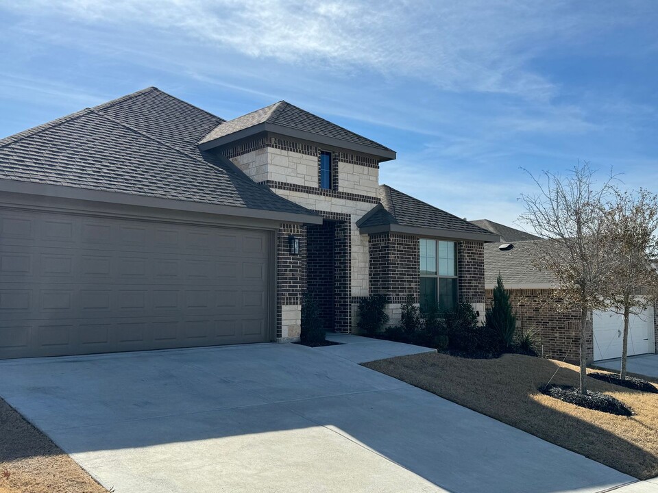 1817 Agarito Dr in Weatherford, TX - Building Photo