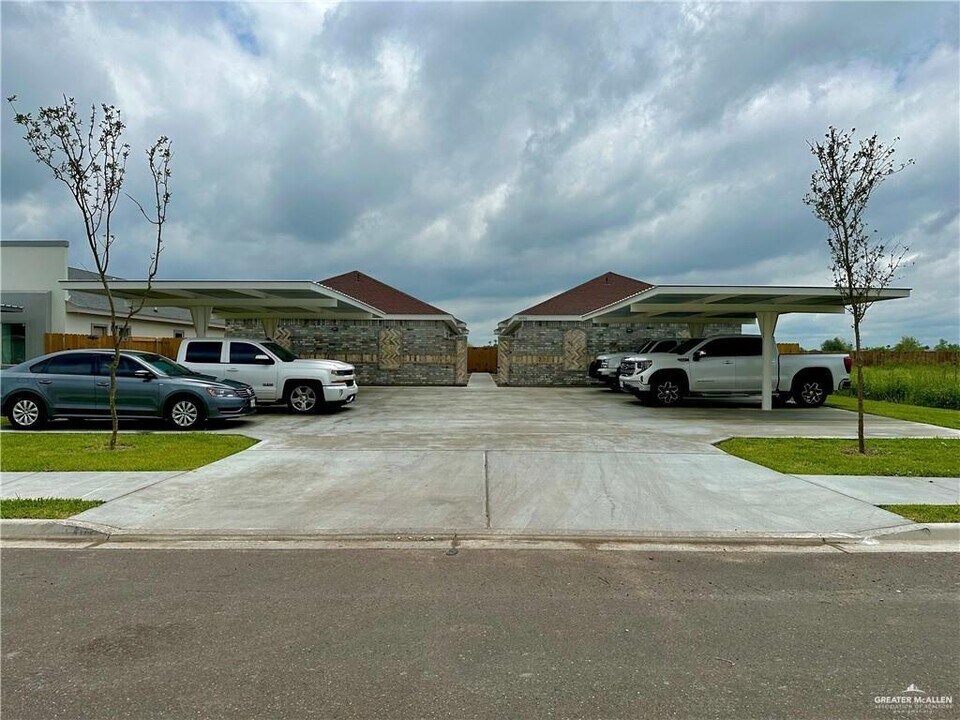 21 W Kohala Ave in Alton, TX - Foto de edificio