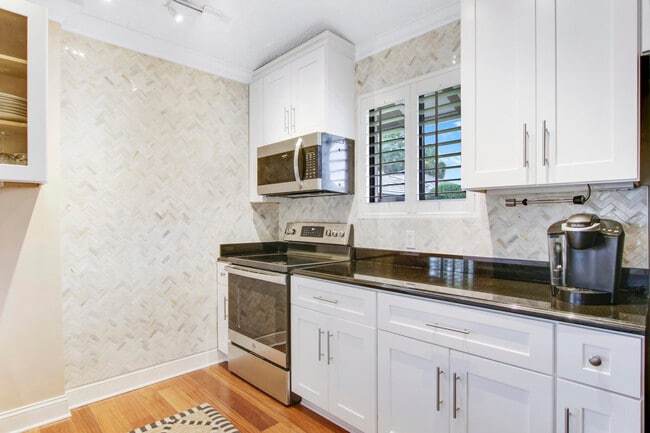 property at 915 Club Dr