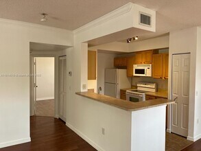 2412 Centergate Dr in Miramar, FL - Building Photo - Building Photo