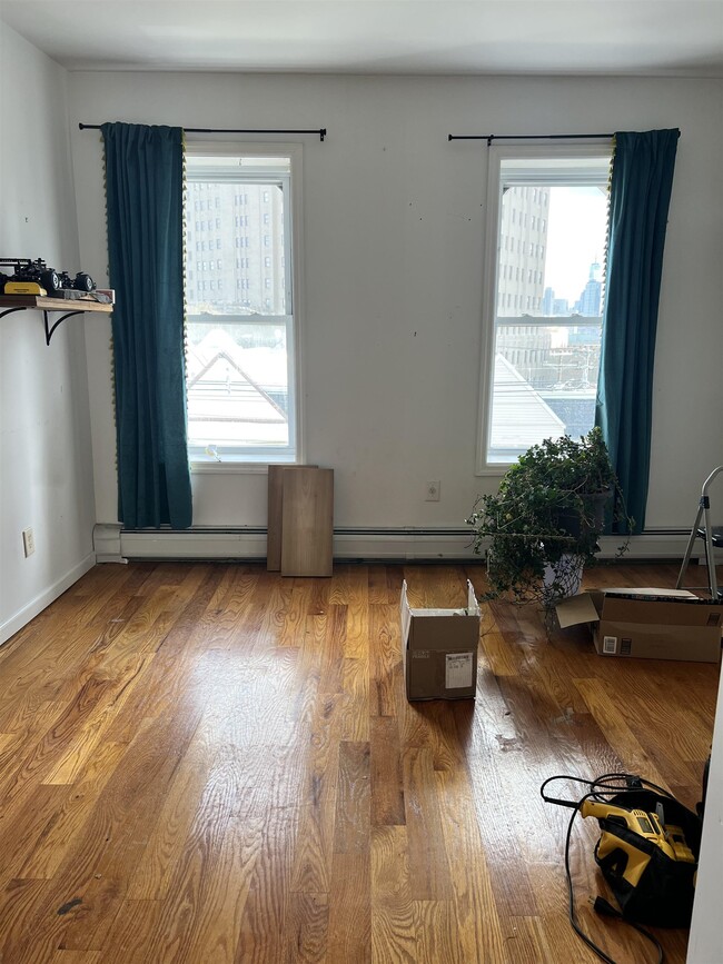 215 Summit Ave in Jersey City, NJ - Foto de edificio - Building Photo