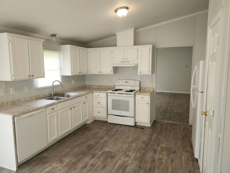 76 Thompson Cir in Youngsville, NC - Foto de edificio