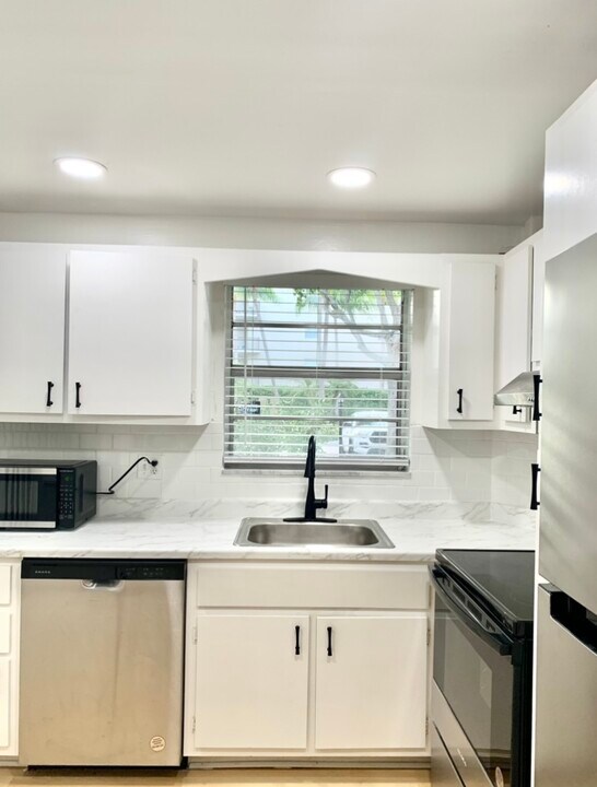 100 Royal Palm Way, Unit 107 in Boca Raton, FL - Building Photo