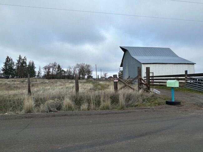 1167 Bickleton Hwy in Goldendale, WA - Building Photo - Building Photo