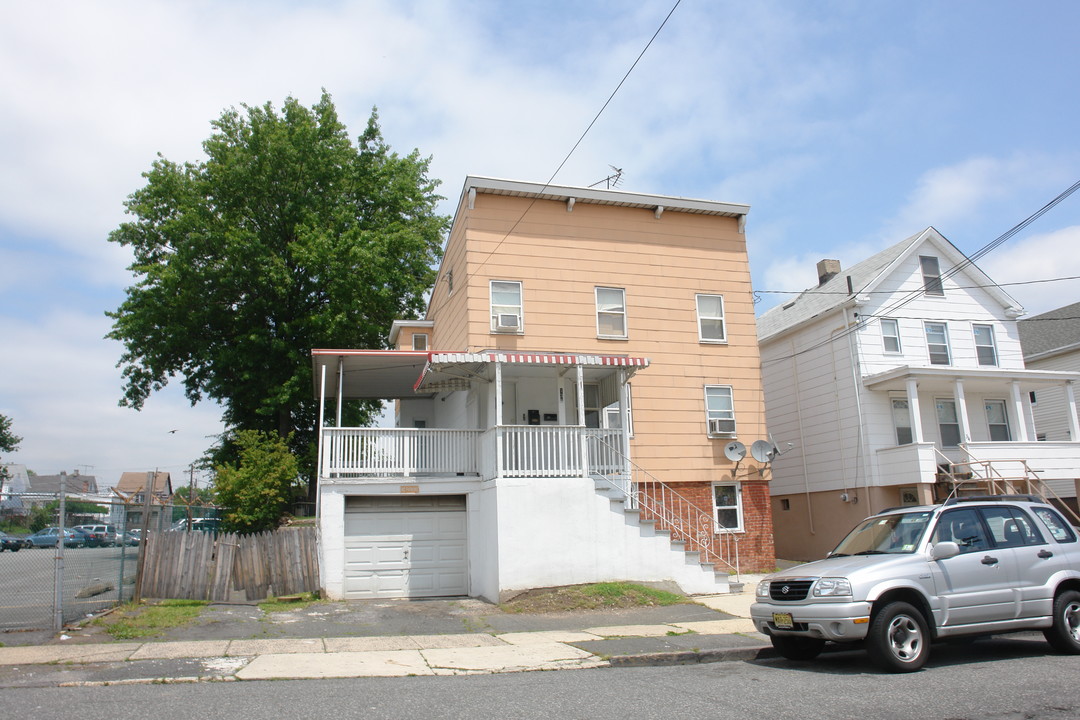 136 Broad St in Perth Amboy, NJ - Building Photo