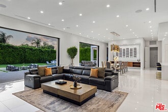 20141 Wells Dr in Los Angeles, CA - Building Photo - Building Photo