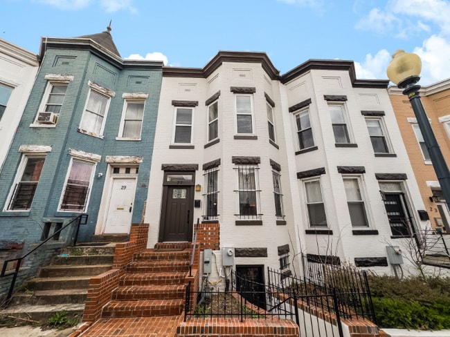 property at 27 Todd Pl NE