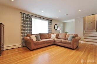 611 E Crescent Pkwy in South Plainfield, NJ - Building Photo - Building Photo
