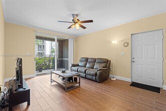 6841 SW 44th St in Miami, FL - Building Photo - Building Photo