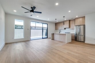 7305 Flyers Way in Dallas, TX - Foto de edificio - Building Photo